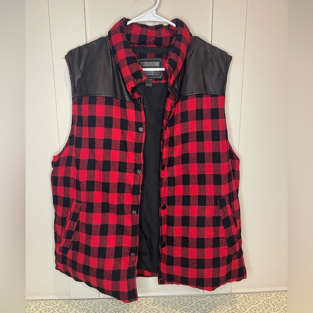 Forever 21Men Red/Black Plaid Winter Vest - Size Men’s Large - Preloved